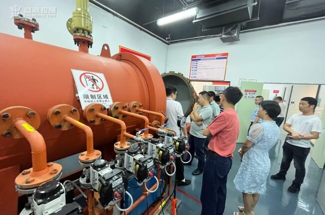 客戶參觀防爆實驗室