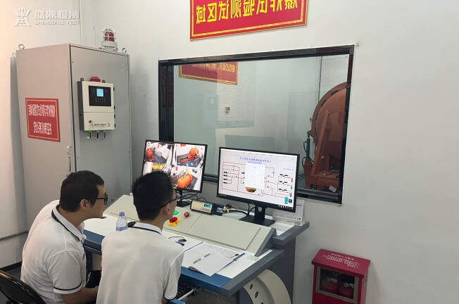 正在做防爆實驗室的工程師