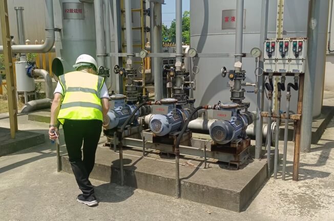 工程師正在進行防爆檢查