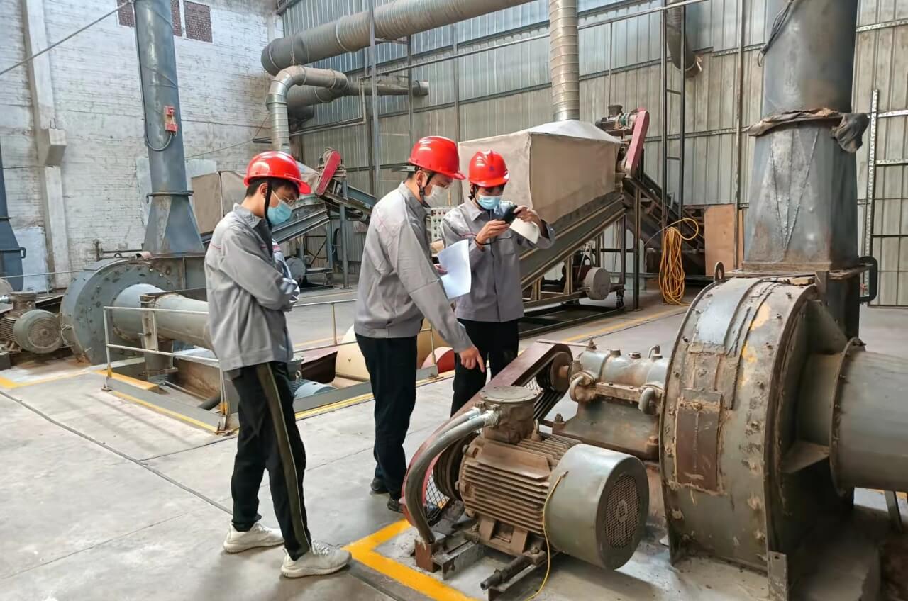 工程師正在進行現場防爆檢測并記錄