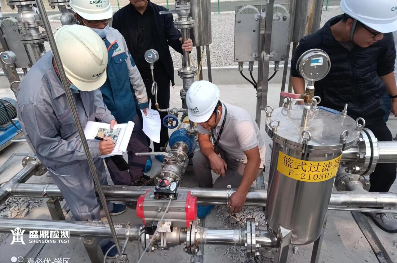 工程師正在現(xiàn)場(chǎng)對(duì)防爆電氣進(jìn)行檢測(cè)